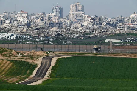 Peisaj urban din Gaza, între ruine și câmpuri verzi.