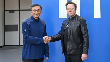 Reprezentanți Intel și Elon Musk discutând despre parteneriatul TeraFab.