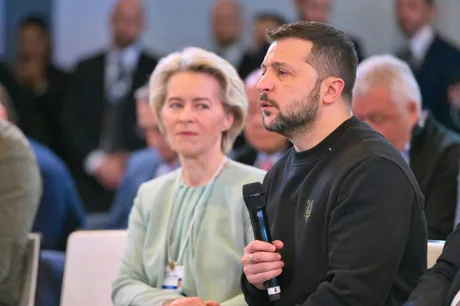 Zelenski discutând despre tensiunile cu Ungaria în cadrul unei întâlniri oficiale.