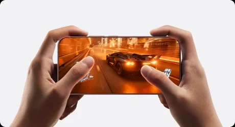 Utilizator jucându-se pe un smartphone cu grafică avansată.