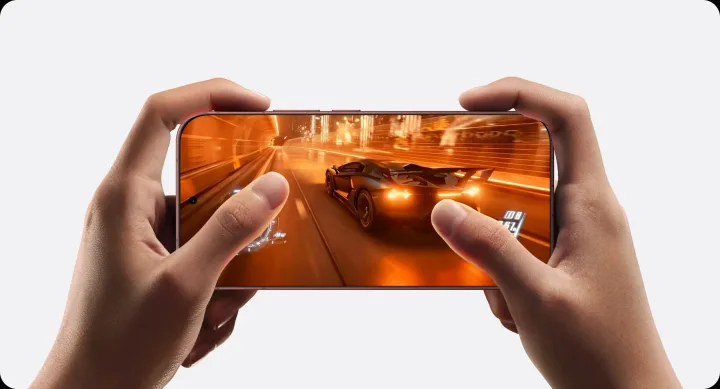 Utilizator jucându-se pe un smartphone cu grafică avansată.