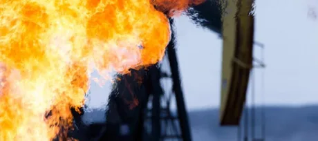 Flăcări și echipamente de extracție petrolieră în contextul creșterii producției OPEC+