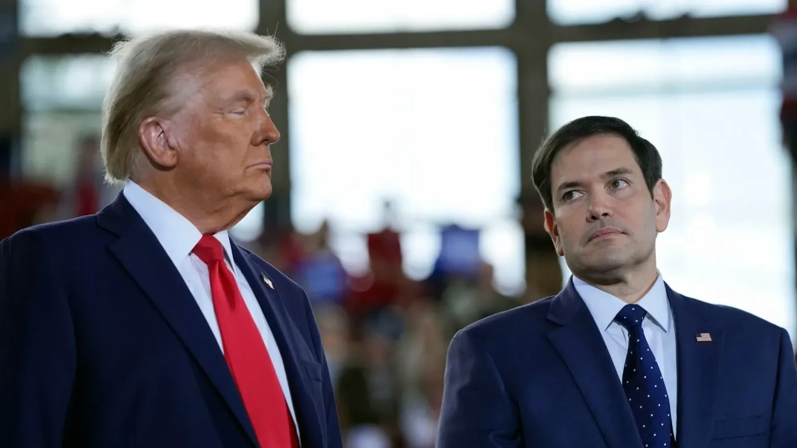 Marco Rubio și Donald Trump discutând despre situația din Ucraina.