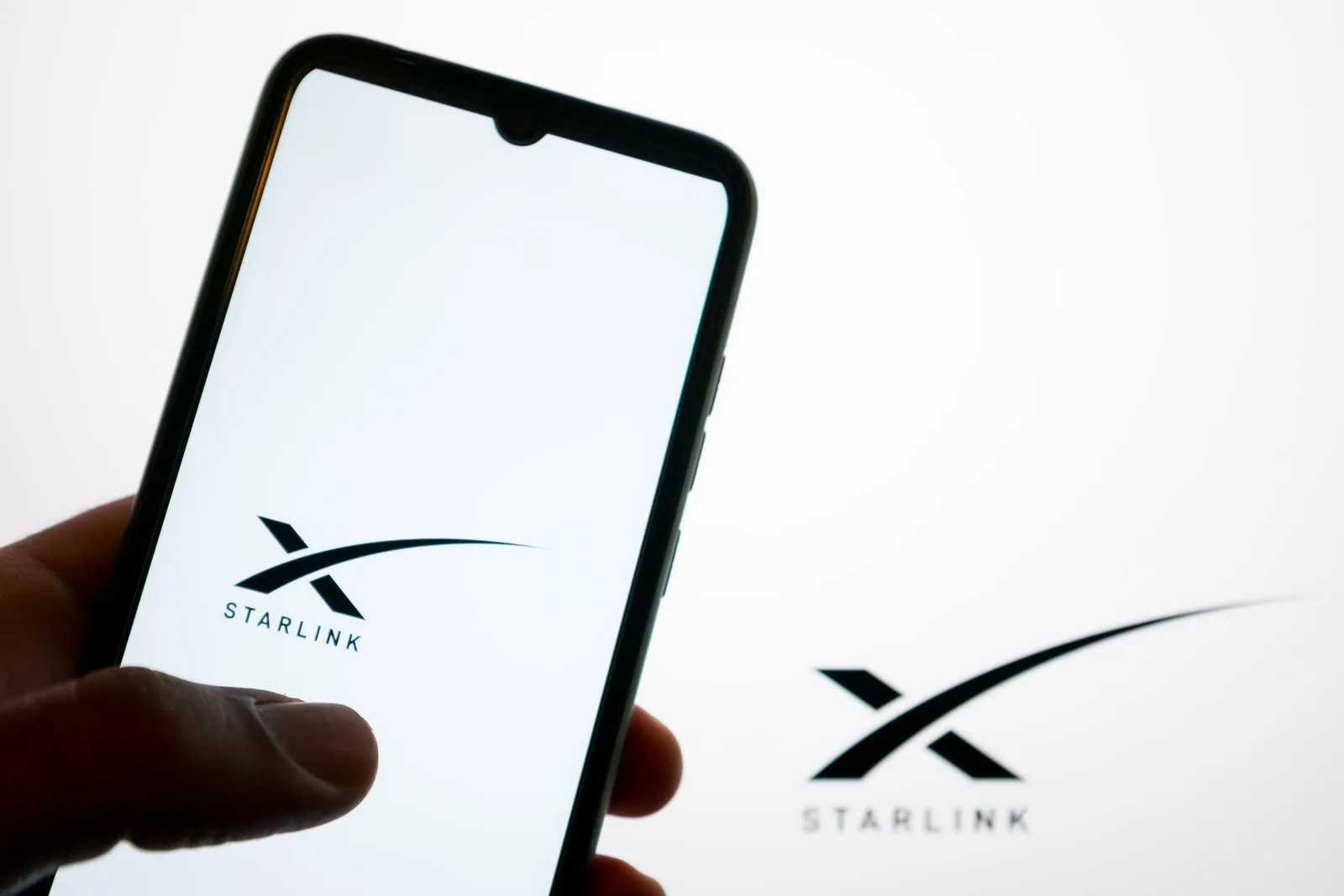 Elon Musk clarifică că Starlink nu va lansa un telefon dedicat.