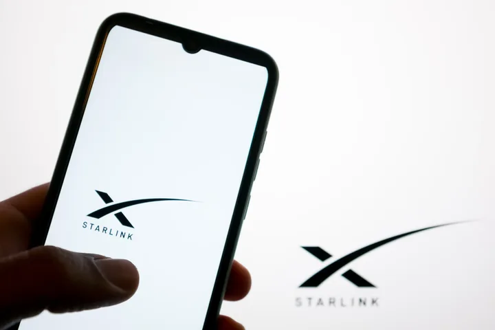 Elon Musk clarifică că Starlink nu va lansa un telefon dedicat.
