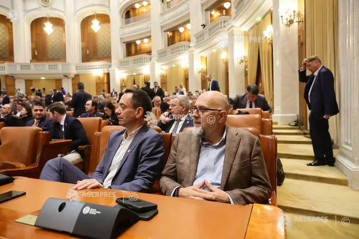 Parlamentarii UDMR discută despre moțiunea de cenzură în sala de ședințe.