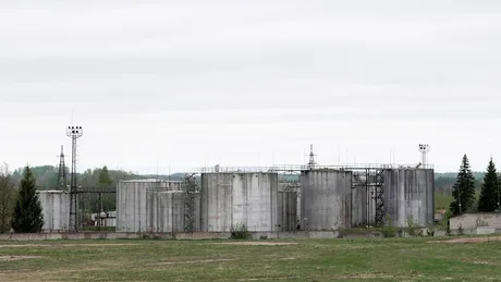 Instalație petrolieră din Rēzekne, în contextul unei situații de securitate.