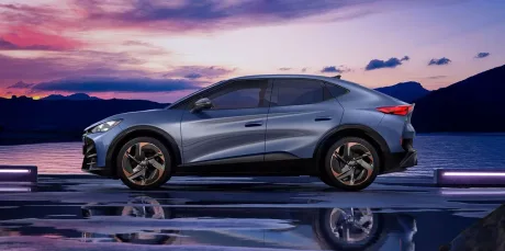 Un vehicul electric modern pe fundal de apus.