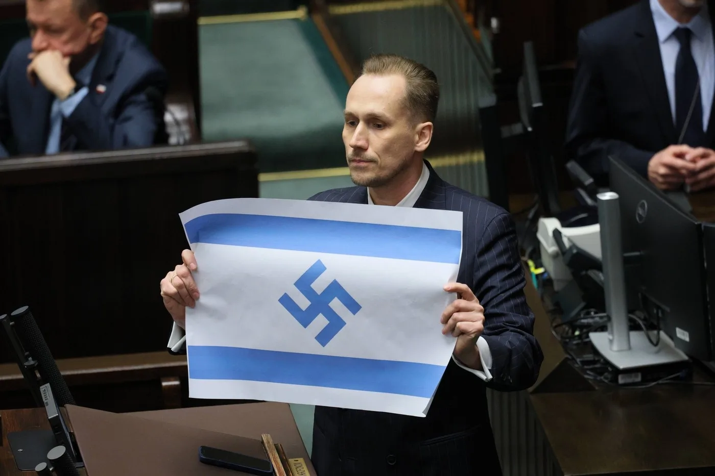 Un deputat polonez afișează un steag controversat în parlament.