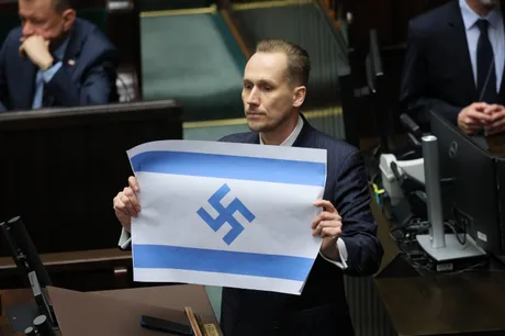 Un deputat polonez afișează un steag controversat în parlament.
