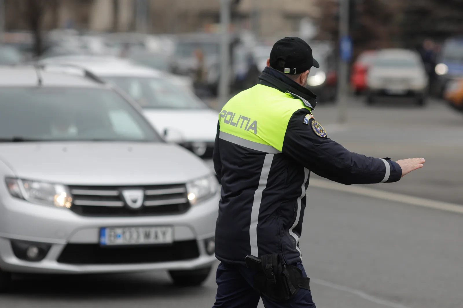 Șoferi care trebuie să respecte normele de siguranță rutieră.
