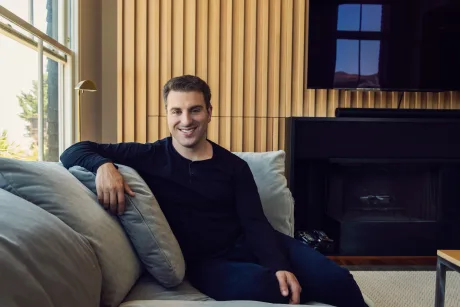 Brian Chesky discutând despre inovațiile Airbnb în tehnologia AI.