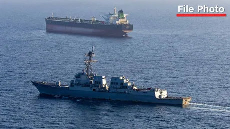 Nava militară americană navighează în apropierea unui petrolier în Strâmtoarea Hormuz.