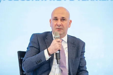CEO-ul Hidroelectrica discutând despre investiții și retehnologizări în energie.