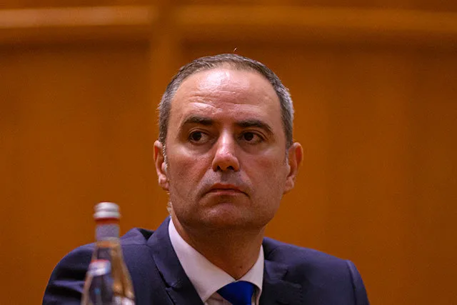 Ministrul Finanțelor discutând despre deficitul bugetar și fondurile europene.