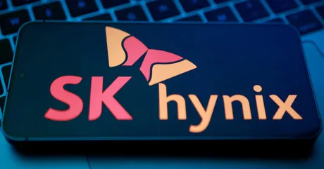 Logo-ul SK Hynix pe un ecran, evidențiind importanța cipurilor de memorie.