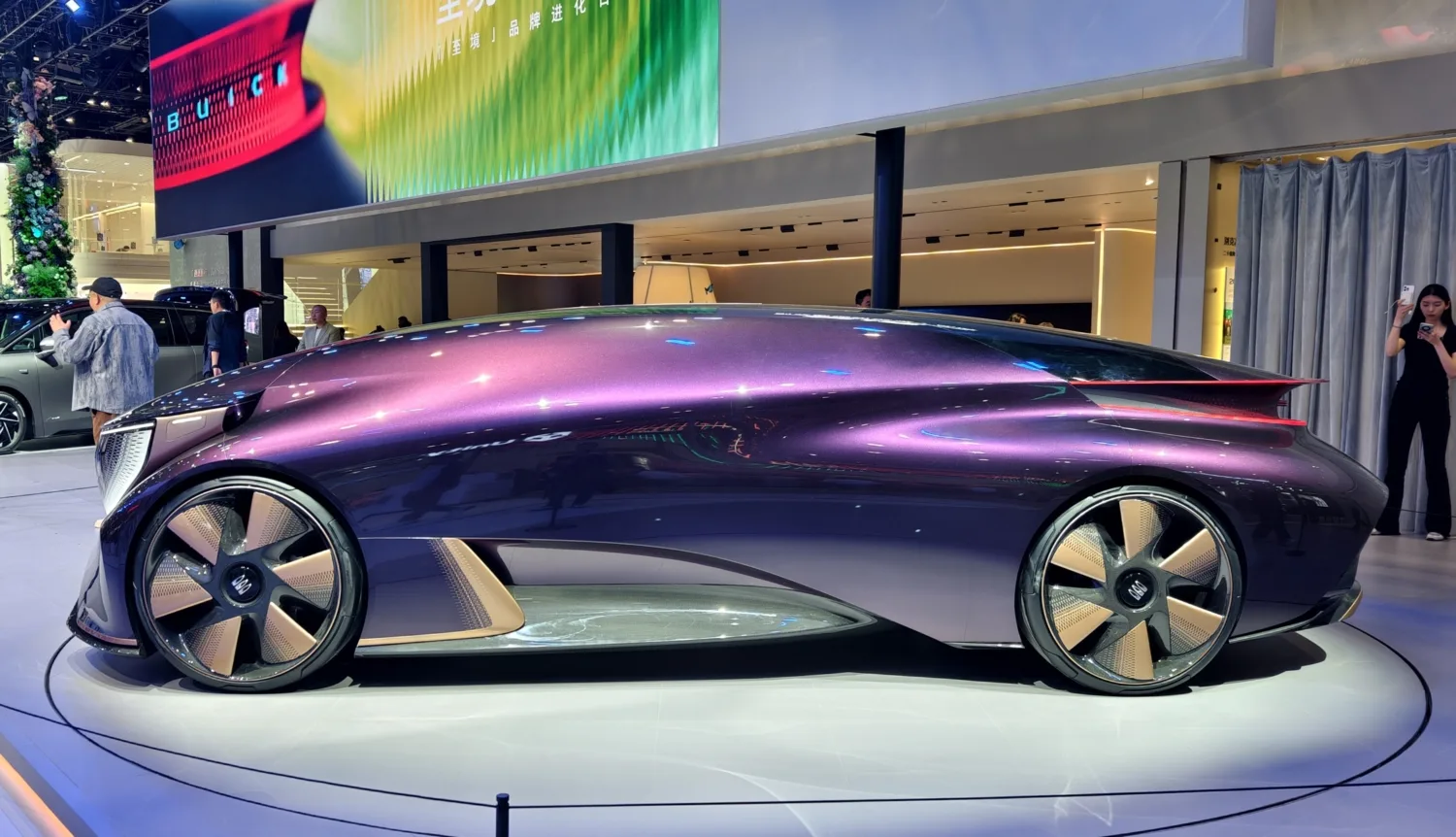 Un vehicul electric futurist expus la Salonul Auto Beijing 2026, cu un design inovator și tehnologie avansată.