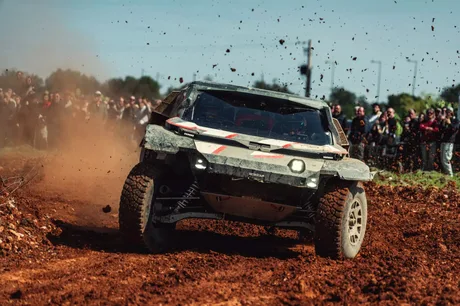 Dacia Sandriders în acțiune pe un traseu de raliu plin de noroi.