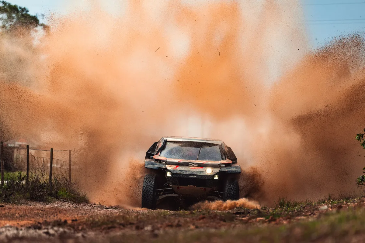 Dacia Sandrider în acțiune, ridicând praf pe traseu.