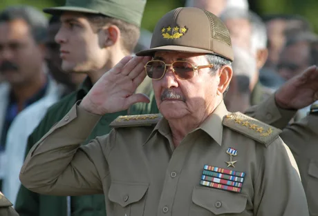 Raúl Castro în uniformă militară, salutând la o ceremonie oficială.