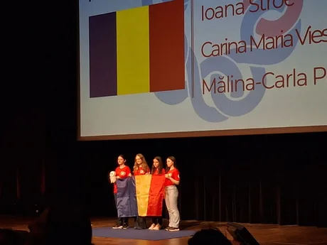 Cele patru eleve românce premiate la Olimpiada Europeană de Matematică pentru Fete.