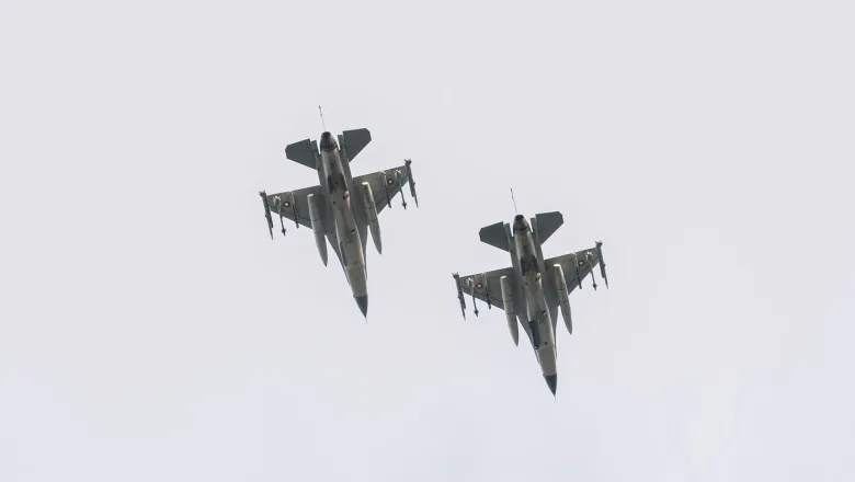 Eurofighter decolând pe un aeroport din Austria, în condiții de vreme umedă.