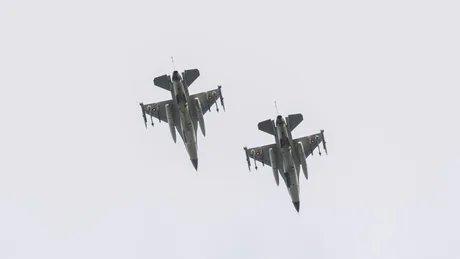 Eurofighter decolând pe un aeroport din Austria, în condiții de vreme umedă.