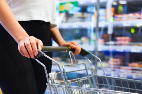 Cumpărăturile în supermarketuri asigură produse mai sigure pentru consumatori.