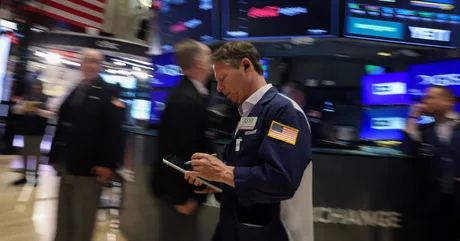 Traderi pe piața de valori, analiza tendințelor financiare recente.