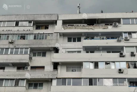 Blocul din Galați afectat de dronă, locatarii revin acasă.
