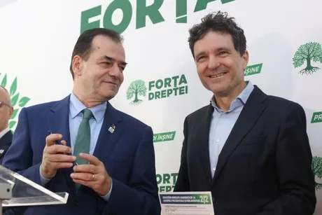 Ludovic Orban și Nicușor Dan discutând despre conducerea serviciilor secrete.