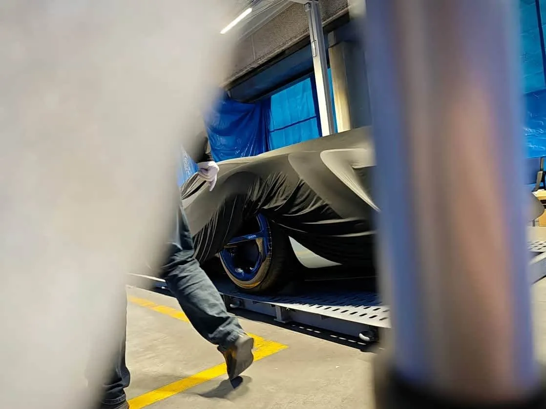 Mașină acoperită, pregătită pentru lansare la MWC 2026 în Barcelona.