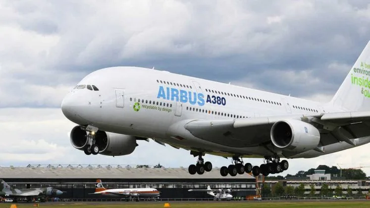 Avion Airbus A380 în timpul aterizării pe un aeroport.