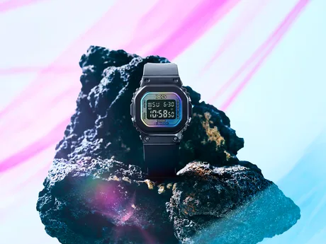 Ceas G-Shock cu sticlă irizată, design compact și personalizat.