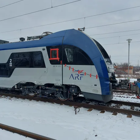 Tren interregional PESA pe calea ferată, pregătit pentru teste în România.