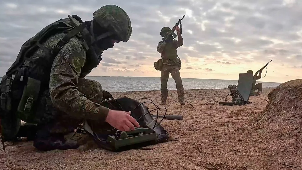 Soldați în acțiune pe plajă, pregătiți pentru operațiuni militare.