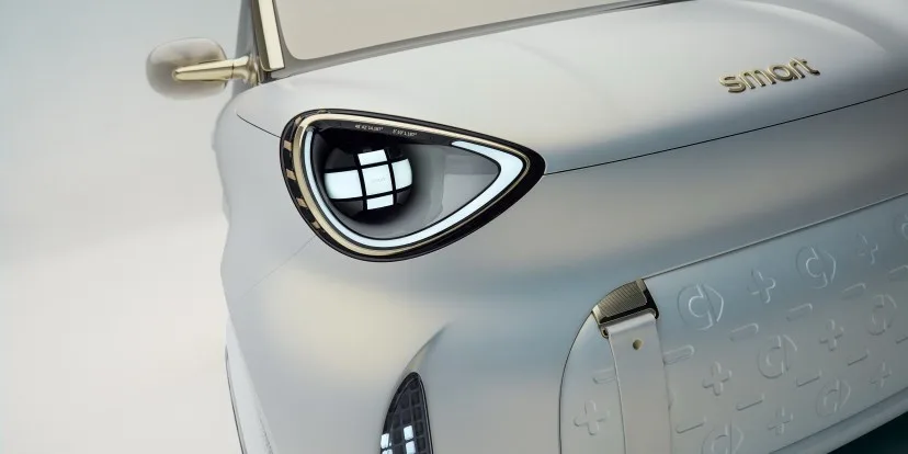 Detaliu al farului unui nou model electric Smart pentru orașe.