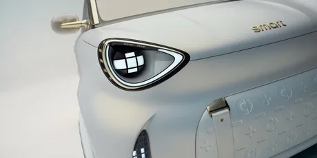 Detaliu al farului unui nou model electric Smart pentru orașe.