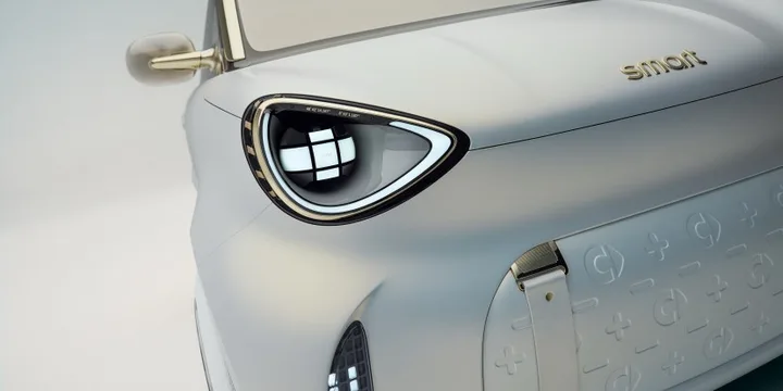 Detaliu al farului unui nou model electric Smart pentru orașe.