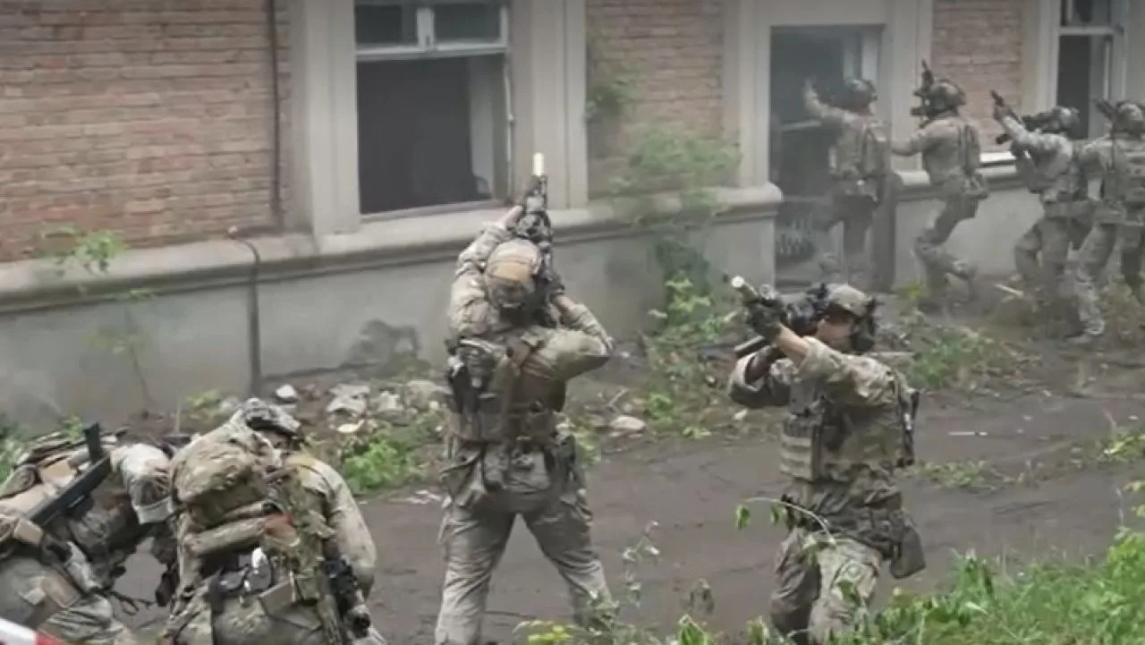 Comandouri române și italiene în acțiune la un exercițiu tactic în România.