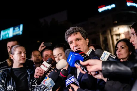 Nicușor Dan vorbește în fața presei despre politica României în UE.