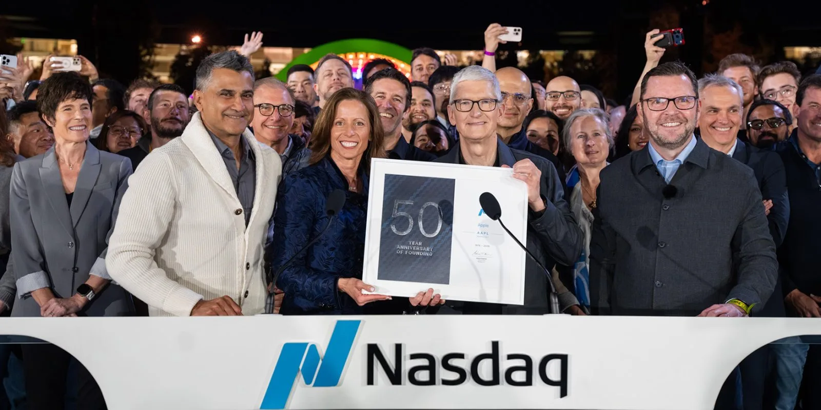 Tim Cook și echipa Apple sărbătoresc 50 de ani de inovație la Nasdaq.