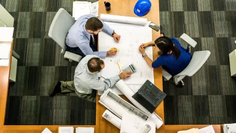 Tineri discutând despre oportunități de muncă într-un mediu colaborativ.