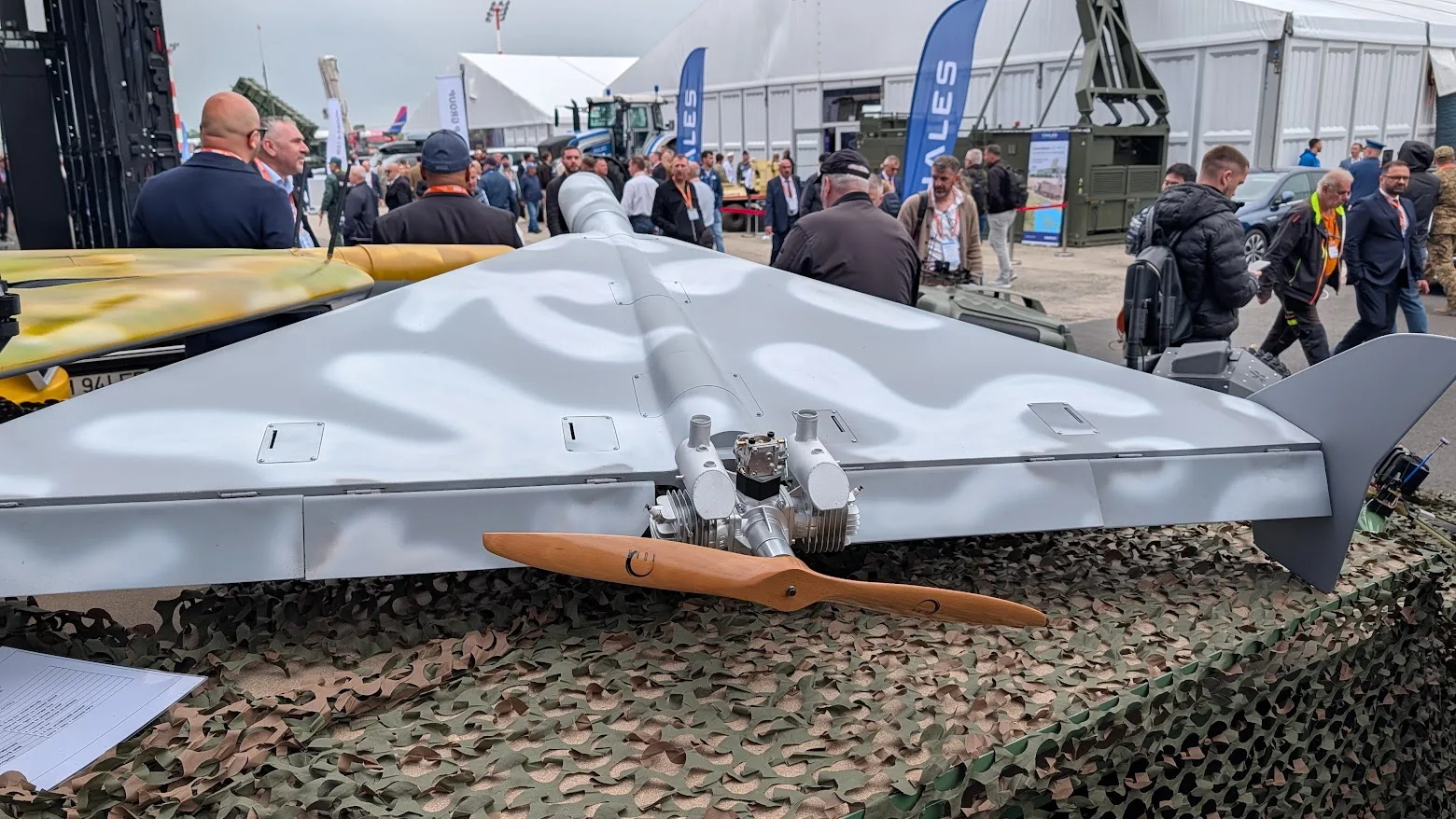 Drone kamikaze cu design modern, expuse la o expoziție militară în Brașov.