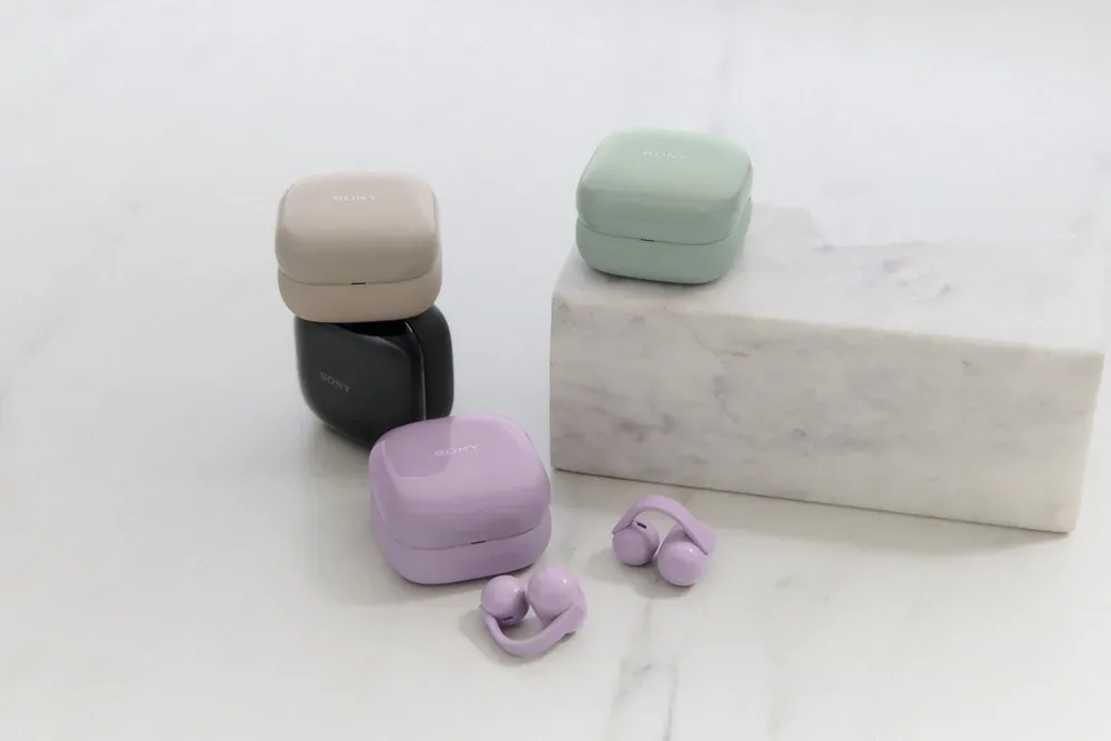 Carcasele căștilor LinkBuds Clip disponibile în patru culori.