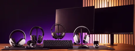 Căști de gaming INZONE H6 Air pe birou, alături de monitor și tastatură.