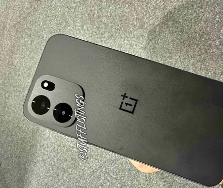 Telefonul OnePlus Nord CE6 cu design elegant și cameră duală pe spate.