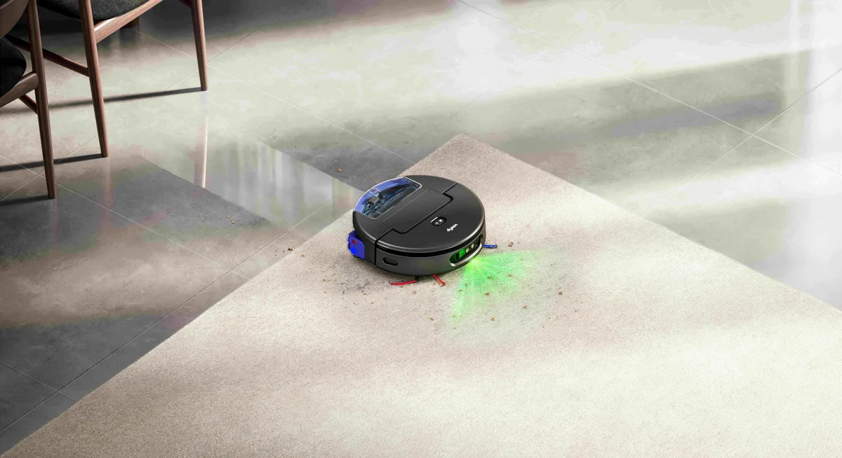 Robotul aspirator Spot+Scrub Ai curăță eficient petele de pe covor.