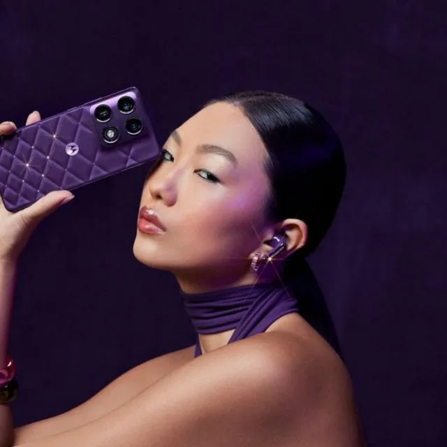 Telefon premium Motorola cu cristale Swarovski și design elegant în nuanțe de mov.