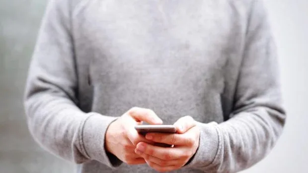 Utilizator de telefon mobil, pregătit pentru rețelele 5G în Turcia.